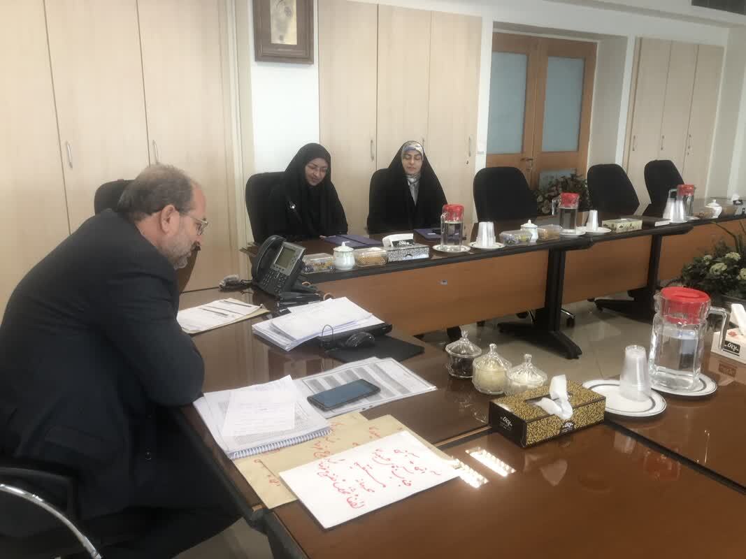 فوری//ارسالی//از دو بانوی قرآنی وزارت نیرو تجلیل شد