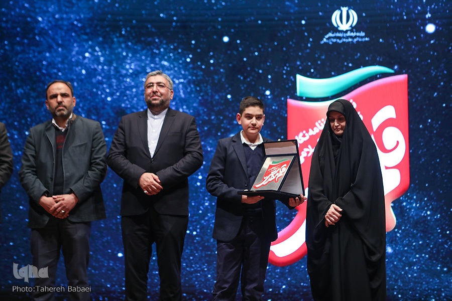 روزنامه‌ها جای گروه‌ها و احزاب سیاسی را در کشور پر کردند + فیلم