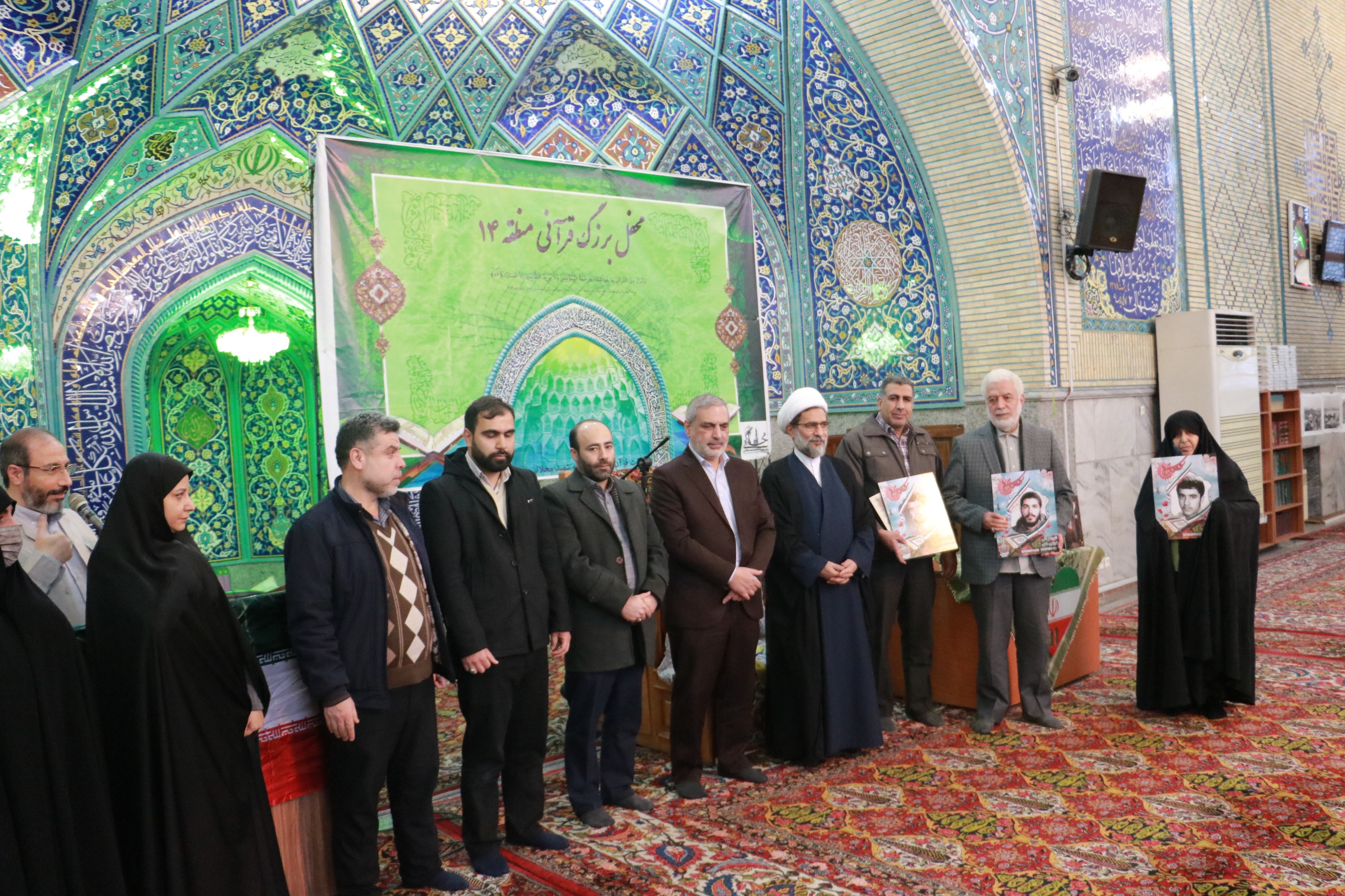 قرآنیان پیرو مکتب سلیمانی در جمع خانواده‌های شهدای منطقه ۱۴ تهران