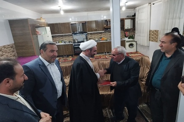 دیدار امام جمعه و استاندار ایلام با خانواده شهید فتح الهی در ایلام