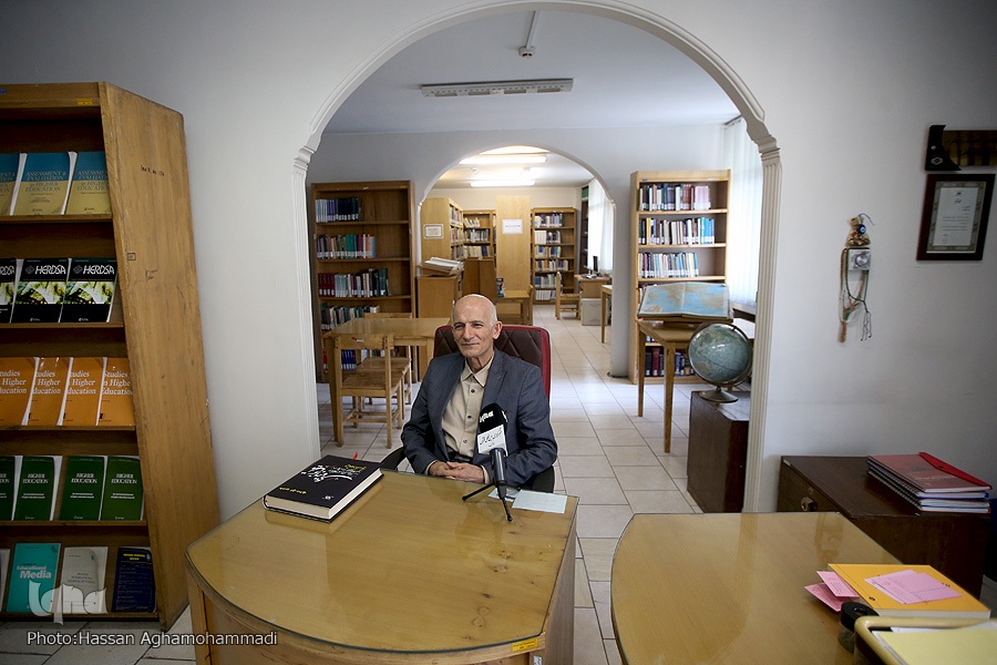 تخریب سرمایه‌های معنوی با نگاه ابزاری به دین / گفت‌وگو، ترمیم کننده اعتماد است + فیلم