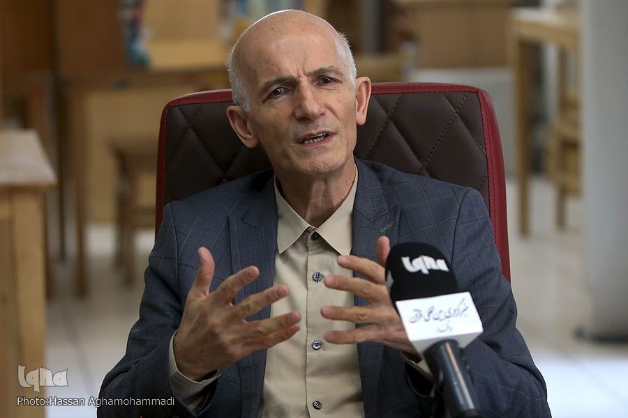 تخریب سرمایه‌های معنوی با نگاه ابزاری به دین / گفت‌وگو، ترمیم کننده اعتماد است