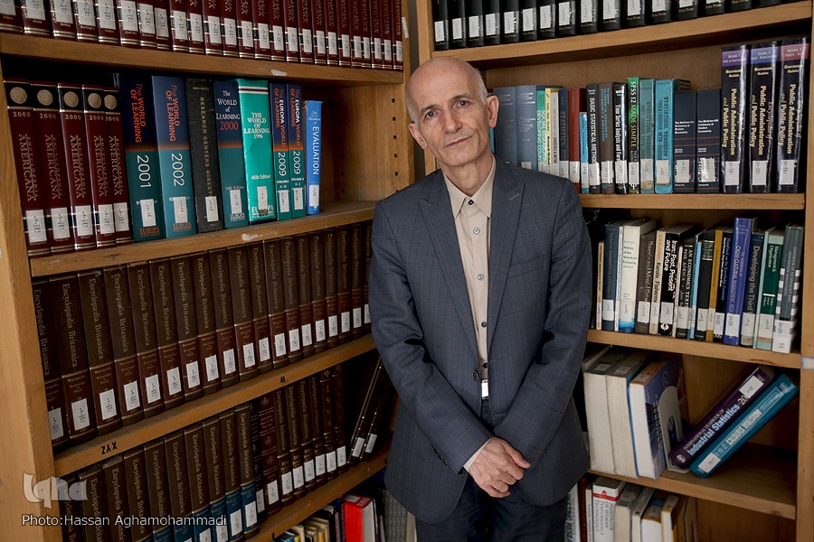 تخریب سرمایه‌های معنوی با نگاه ابزاری به دین / گفت‌وگو، ترمیم کننده اعتماد است + فیلم