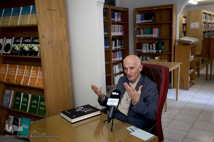 تخریب سرمایه‌های معنوی با نگاه ابزاری به دین / گفت‌وگو، ترمیم کننده اعتماد است