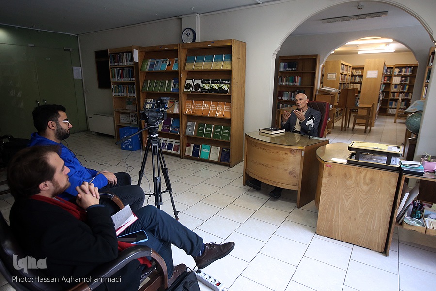 تخریب سرمایه‌های معنوی با نگاه ابزاری به دین / گفت‌وگو، ترمیم کننده اعتماد است + فیلم