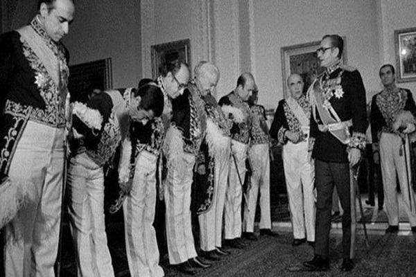 فقدان مشروعیت دربار پهلوی