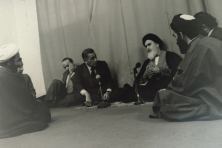 محمد حسنین هیکل در حال مصاحبه با امام خمینی در نوفل لوشاتو