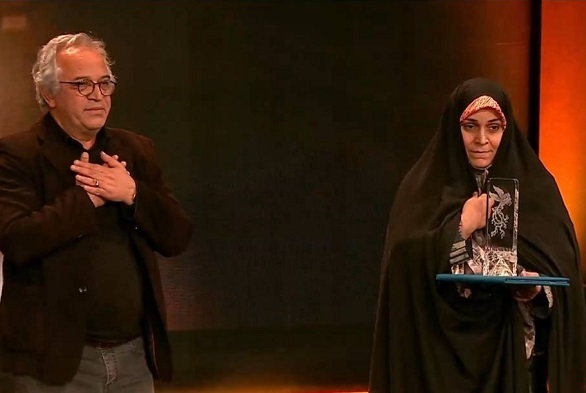 لطیفی جایزه «غریب» را به دختر شهید بروجردی اهدا کرد