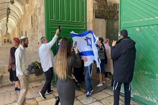 هتک حرمت مسجد الاقصی با اهتزاز پرچم‌های رژیم صهیونیستی/جهاد اسلامی: این تجاوزگری، اعلام جنگ است/آماده