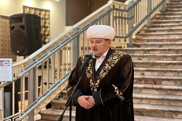 ولادیمیر دمیتریف، محقق و متصدی نمایشگاه