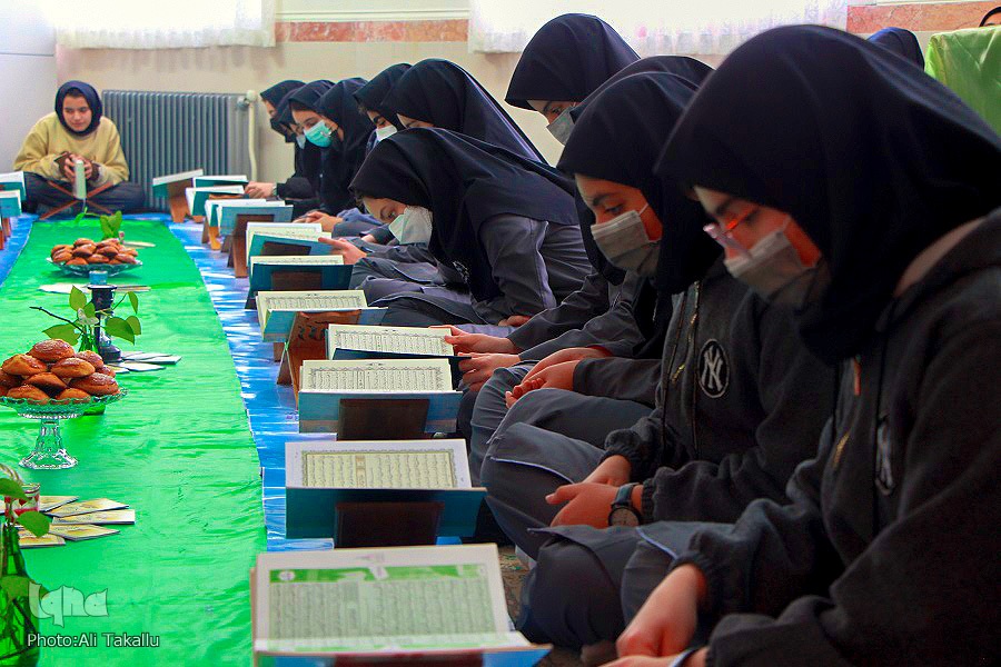 کرسی تلاوت قرآن دانش‌آموزی در ملایر