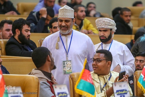 پایین از راست: محمد احمد محی‌الدین، قاری کنیایی