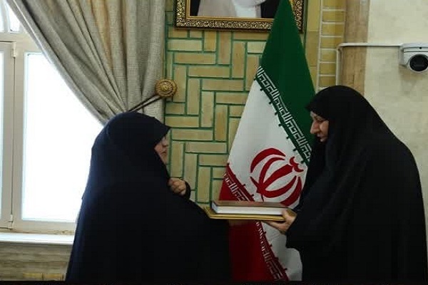 ارسال/ تجلیل مدیر جامعه الزهرا(س) از کارگردان فیلم مستند «6410 روز اسارت»