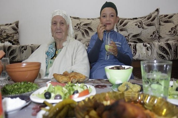 روزهداری کودکان در الجزائر از افطار بالای بام تا مراسم شیرینیخوران روزهداری کودکان در الجزائر از افطار بالای بام تا مراسم شیرینیخوران