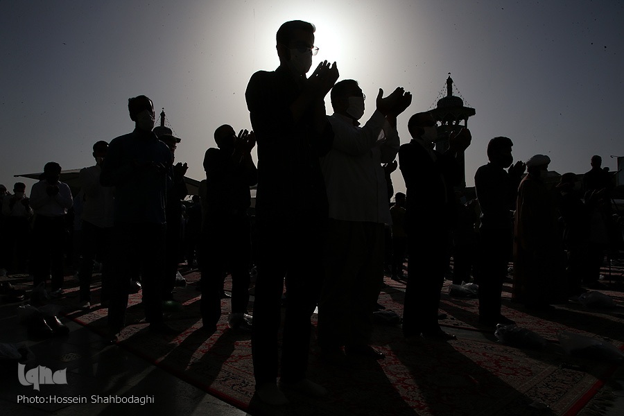 پایان ماه مهمانی خدا با اقامه نمازی زیر آسمان+ اعمال عید فطر