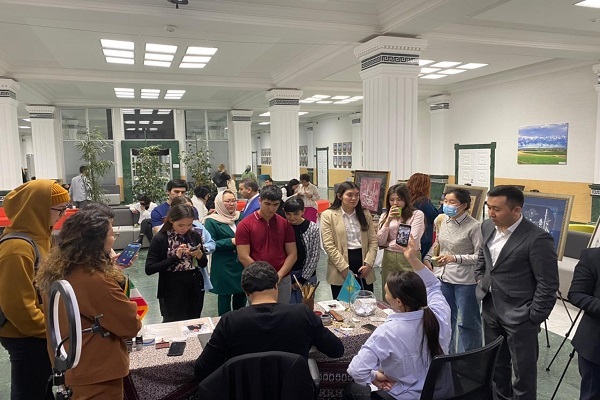 برگزاری نمایشگاه و کارگاه خوشنویسی قرآنی در دانشگاه کازگیو پایتخت قزاقستان برگزاری نمایشگاه و کارگاه خوشنویسی قرآنی در دانشگاه کازگیو پایتخت قزاقستان