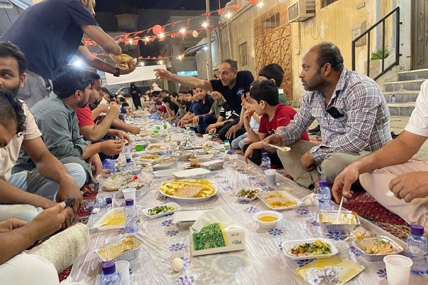 برپایی اولین سفره افطار عمومی شیعیان عربستان پس از کرونا برپایی اولین سفره افطار عمومی شیعیان عربستان پس از کرونا