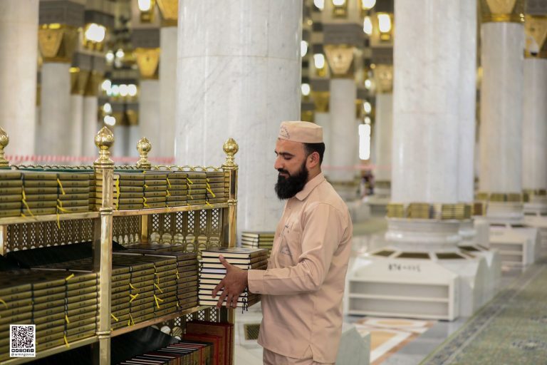 توزیع بیش از 9 هزار قرآن ترجمهشده به 52 زبان در مسجدالنبی(ص) + عکس توزیع بیش از 9 هزار قرآن ترجمهشده به 52 زبان در مسجدالنبی(ص) + عکس