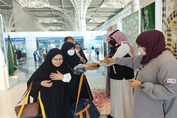 استقبال از زائران ایرانی در فرودگاه مدینه + عکس