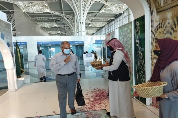 استقبال از زائران ایرانی در فرودگاه مدینه + عکس