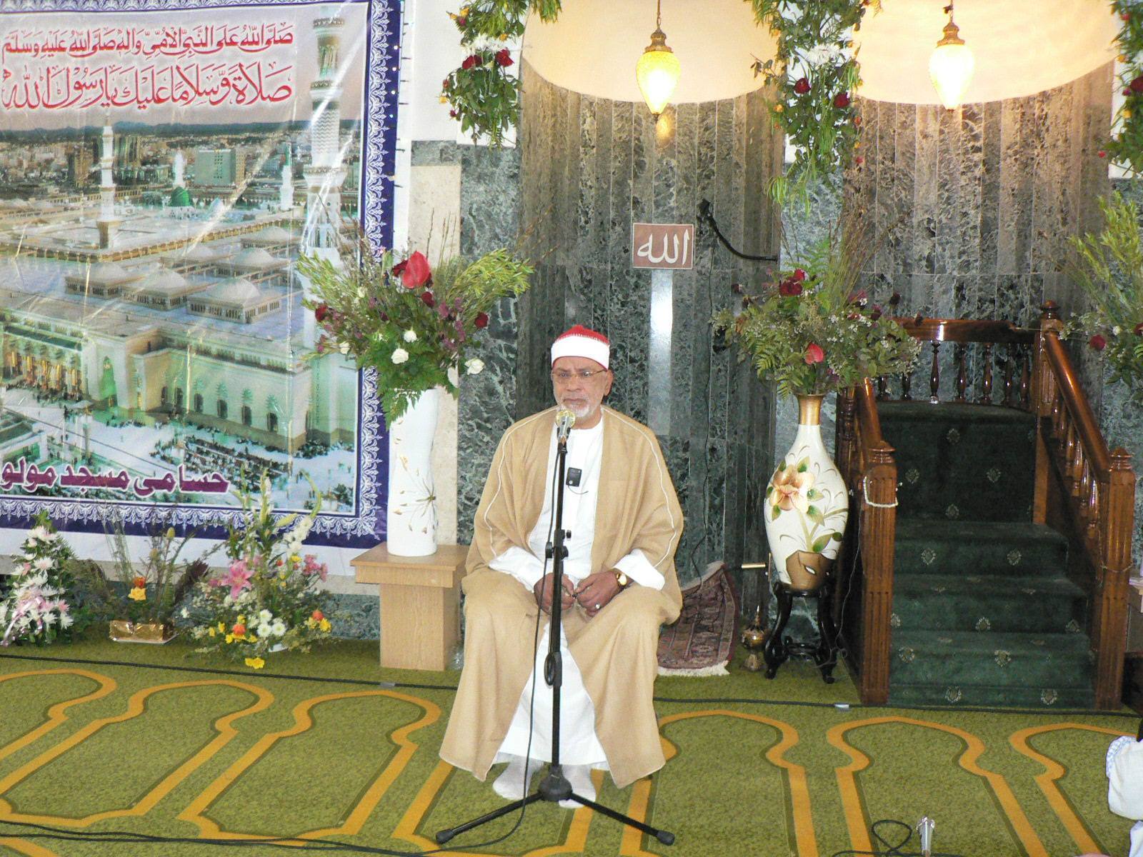 شیخ الهلباوی در حال قرائت قرآن در یکی از مساجد مصر