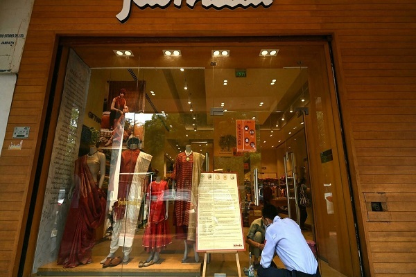 استقبال بانوان غیرمسلمان هندی از لباسهای پوشیده استقبال بانوان غیرمسلمان هندی از لباسهای پوشیده