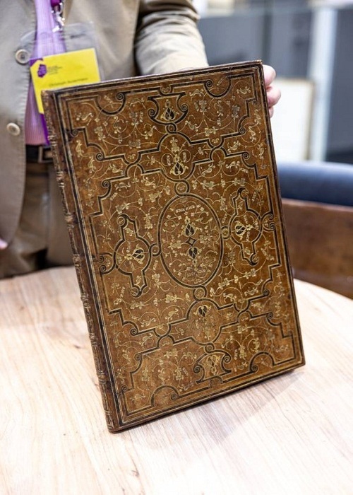 عرضه نسخه خطی نفیس قرآن کریم در نمایشگاه کتاب ابوظبی عرضه نسخه خطی نفیس قرآن کریم در نمایشگاه کتاب ابوظبی