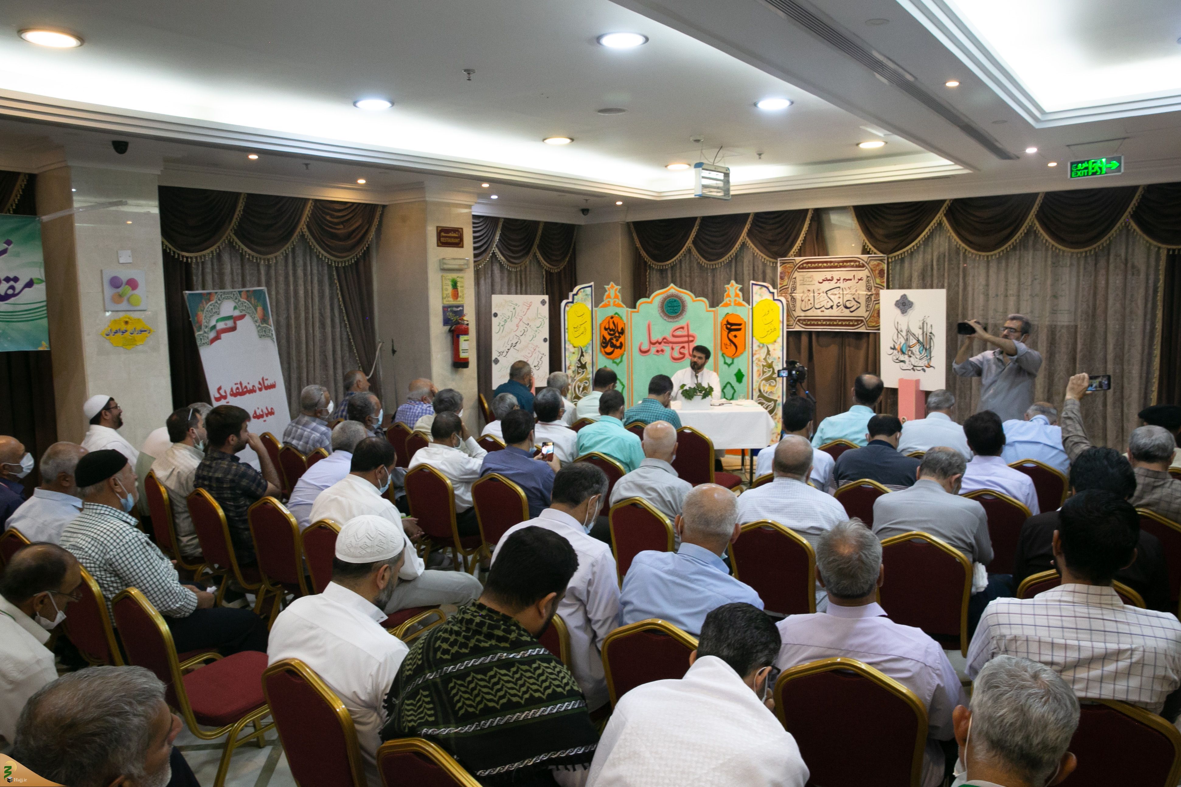 ارسالی/ زائران ایرانی سرزمین وحی دعای کمیل را زمزمه کردند