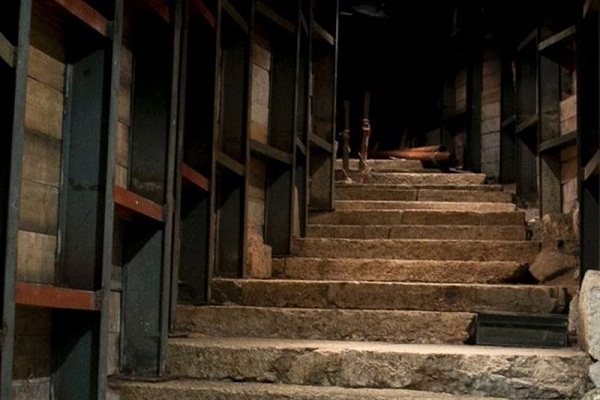 یکی از تونلهای حفاری شده زیر مسجدالاقصی یکی از تونلهای حفاری شده زیر مسجدالاقصی