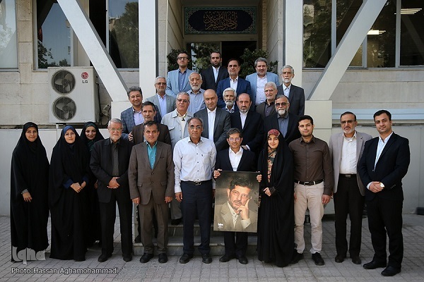 نمایش تصویری متمدنانه از ایران و پرچمداری انقلاب از ویژگیهای خامهیار است نمایش تصویری متمدنانه از ایران و پرچمداری انقلاب از ویژگیهای خامهیار است