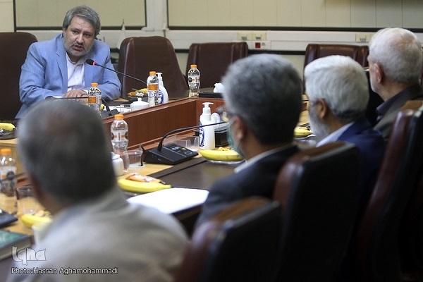 نمایش تصویری متمدنانه از ایران و پرچمداری انقلاب از ویژگیهای خامهیار است نمایش تصویری متمدنانه از ایران و پرچمداری انقلاب از ویژگیهای خامهیار است