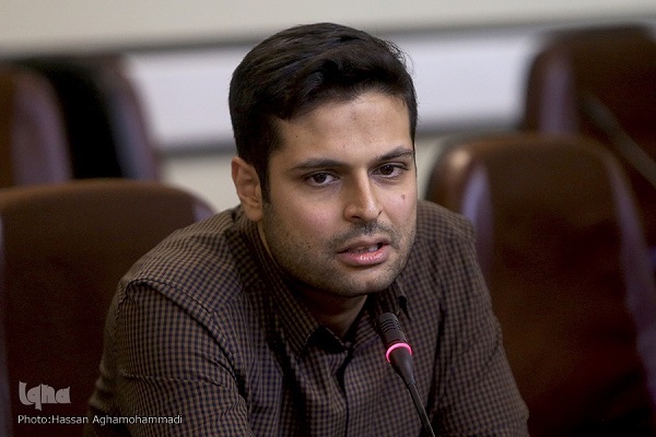 نمایش تصویری متمدنانه از ایران و پرچمداری انقلاب از ویژگیهای خامهیار است نمایش تصویری متمدنانه از ایران و پرچمداری انقلاب از ویژگیهای خامهیار است