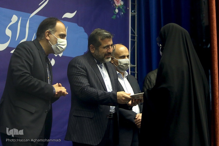 تلاش دشمن برای تقلیل حجاب از مسئلهای هویتی به سیاسی تلاش دشمن برای تقلیل حجاب از مسئلهای هویتی به سیاسی