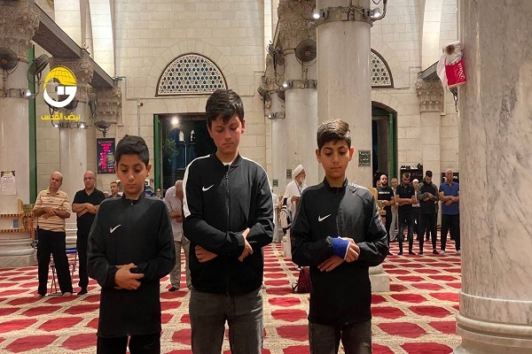 اقامه نماز جمعه مسجد الاقصی با حضور دهها هزار فلسطینی اقامه نماز جمعه مسجد الاقصی با حضور دهها هزار فلسطینی