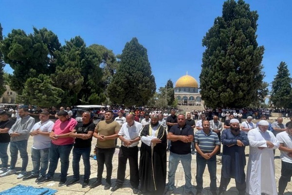 اقامه نماز جمعه مسجد الاقصی با حضور دهها هزار فلسطینی اقامه نماز جمعه مسجد الاقصی با حضور دهها هزار فلسطینی