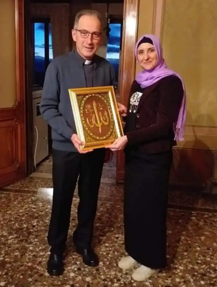 تقدیر از بانوی الجزایری مدافع حجاب 