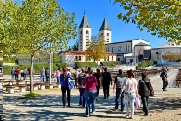 حضور گردشگران مسیحی از اقصی نقاط جهان در مجوگوریه بوسنی