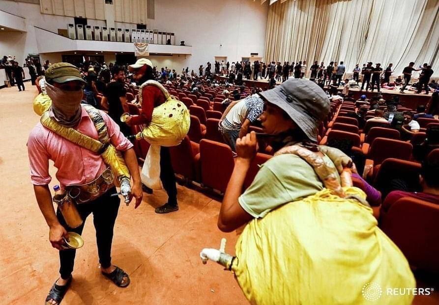 طرفداران جریان صدر پارلمان عراق را اشغال کردند