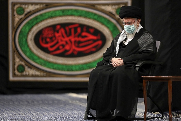 مراسم عزاداری شام غریبان با حضور رهبر معظم انقلاب در حال برگزاری است