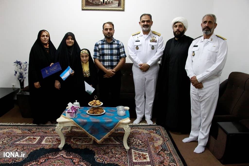 تجلیل فرمانده نداجا از بانوی قرآنی مسابقات آجا در بوشهر + عکس