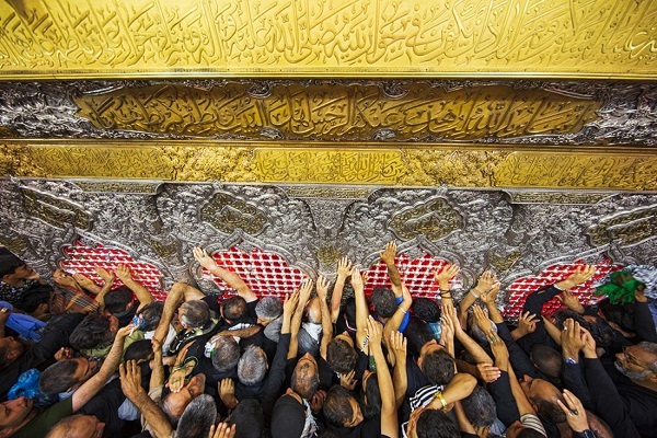 ندای لبیک یا حسین در حرم مطهر حسینی ندای لبیک یا حسین در حرم مطهر حسینی