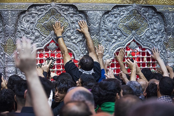 ندای لبیک یا حسین در حرم مطهر حسینی ندای لبیک یا حسین در حرم مطهر حسینی