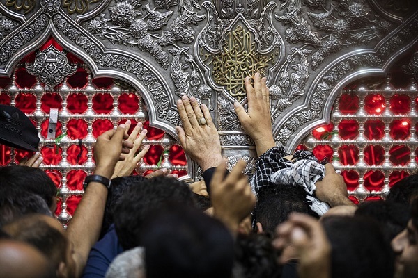 ندای لبیک یا حسین در حرم مطهر حسینی ندای لبیک یا حسین در حرم مطهر حسینی