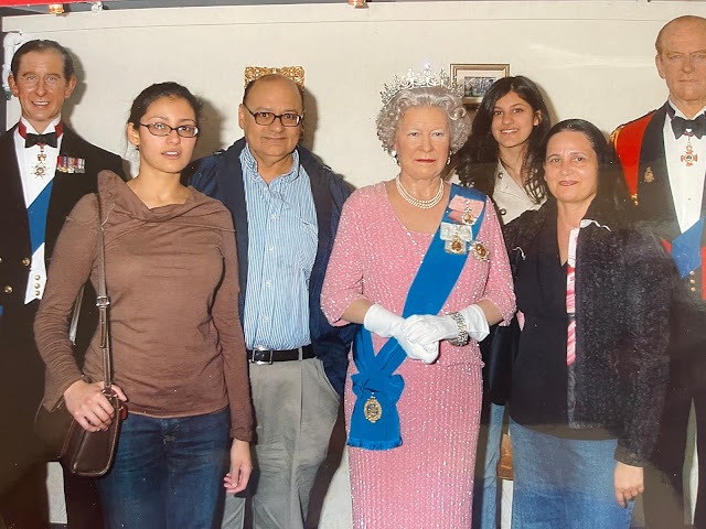 ملکه در جمع خاندان سلطنتی