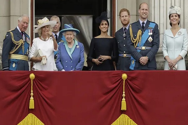 ملکه الیزابت دوم در جمع خانواده سلطنتی بریتانیا