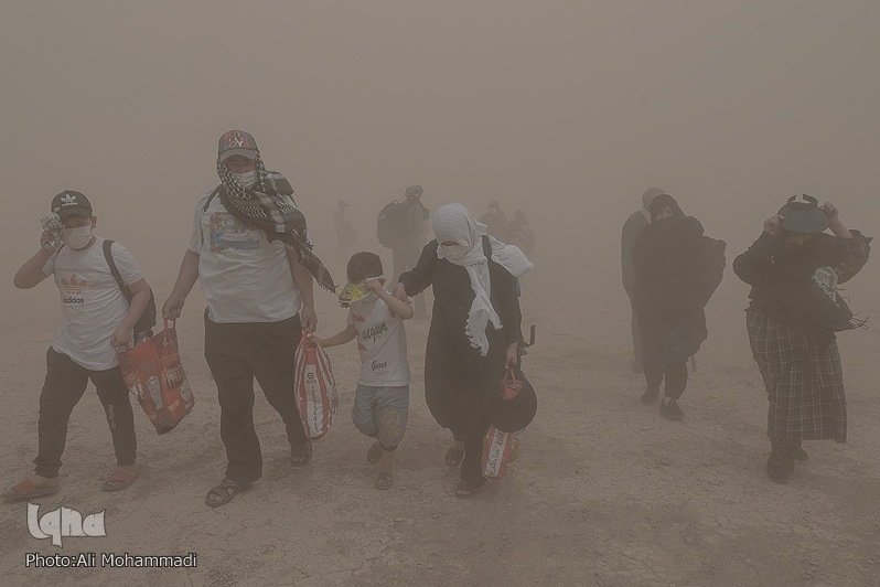 نحوه مواجهه با ریزگردها در پیاده‌روی اربعین + فیلم