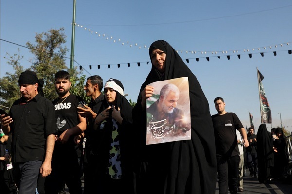 زائران در مسیر پیاده روی اربعین در کربلا