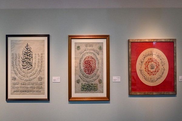 عرضه آثار قرآنی در نمایشگاه دوسالانه خوشنویسی شارجه