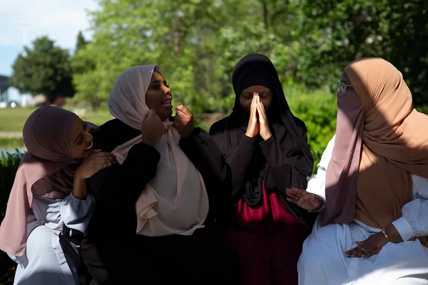 بانوان عضو The Digital Sisterhood در ملاقاتهای خود با یکدیگر بیشتر آنشا میشوند بانوان عضو The Digital Sisterhood در ملاقاتهای خود با یکدیگر بیشتر آنشا میشوند