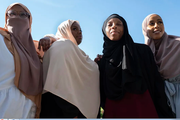 گروهی از بانوان عضو The Digital Sisterhood در کانادا گروهی از بانوان عضو The Digital Sisterhood در کانادا